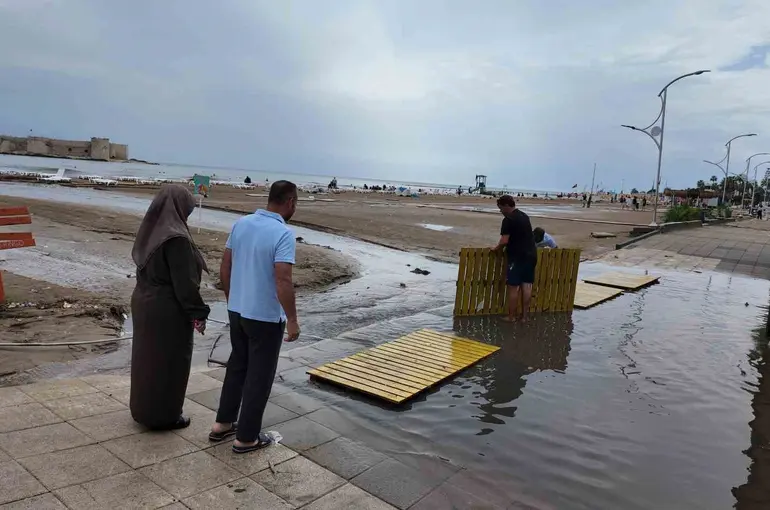 Mersin’de sağanak: Su taşkınları yaşandı
