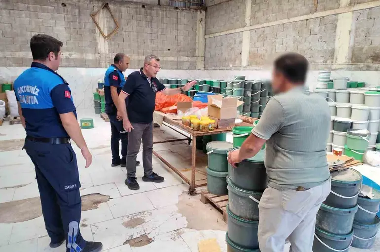 Mersin’de sağlıksız şartlarda üretilen tonlarca turşuya el konuldu
