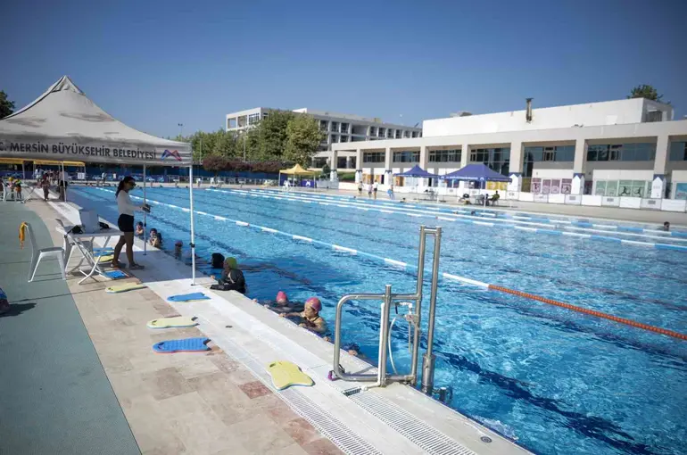 Mersin’de ücretsiz yüzme kurslarında 4 bin 200 kişi eğitim aldı
