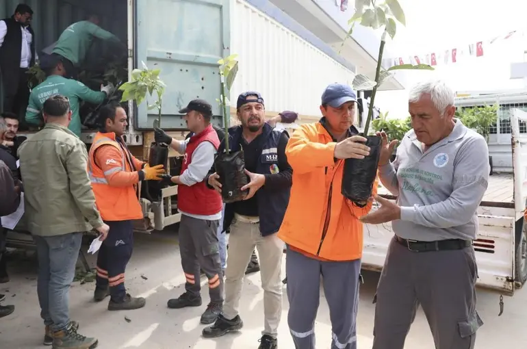 Mersin’de üreticiye avokado fidanı ve destek dağıtımı
