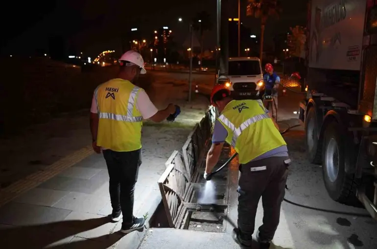 Mersin’de yağmur suyu hatları temizleniyor
