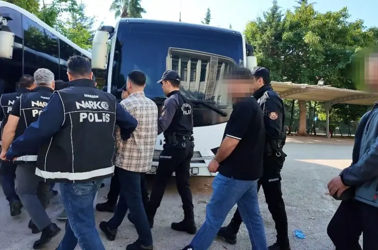 Mersin’de zehir tacirlerine darbe: 13 gözaltı
