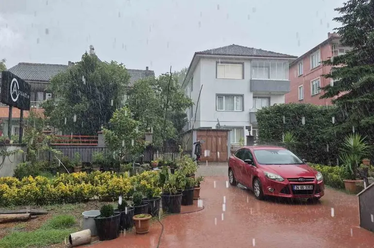 Meteorolojinin uyardığı kentte şiddetli yağış
