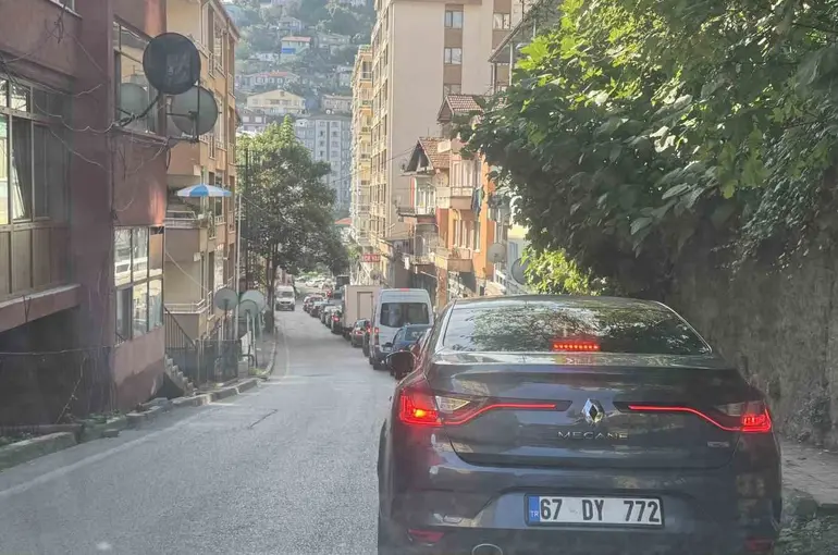 Metrelerce araç kuyruğu oluştu, sürücüler zor anlar yaşadı
