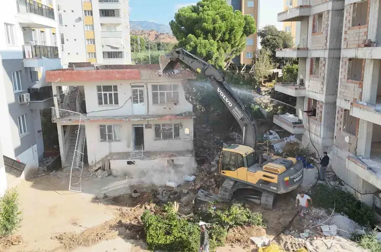 Metruk bina yıkıldı, trafik rahatlayacak
