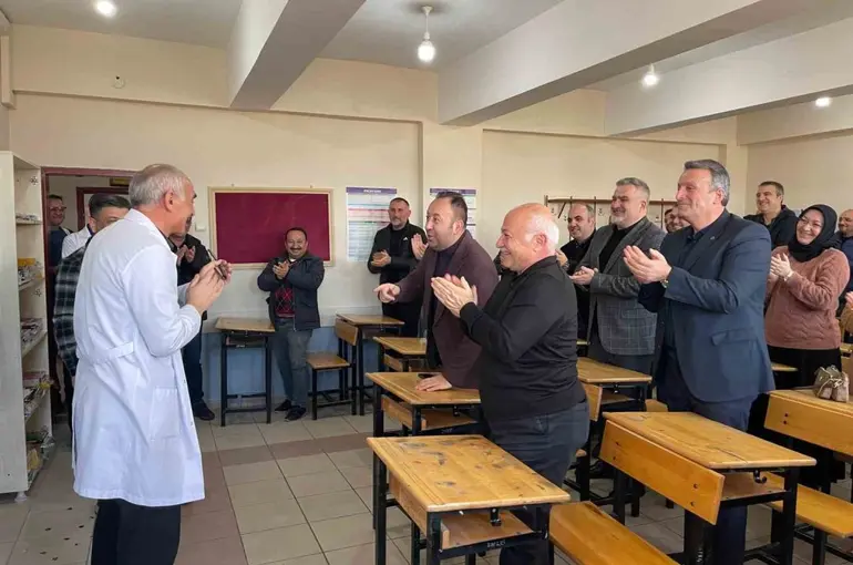 Mezun öğrencilerinden öğretmenlerine unutulmaz veda
