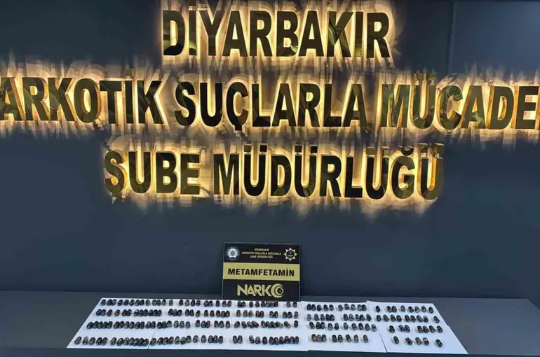 Midelerinde taşıdıkları uyuşturucu ile yakalanan 2 kişi tutuklandı
