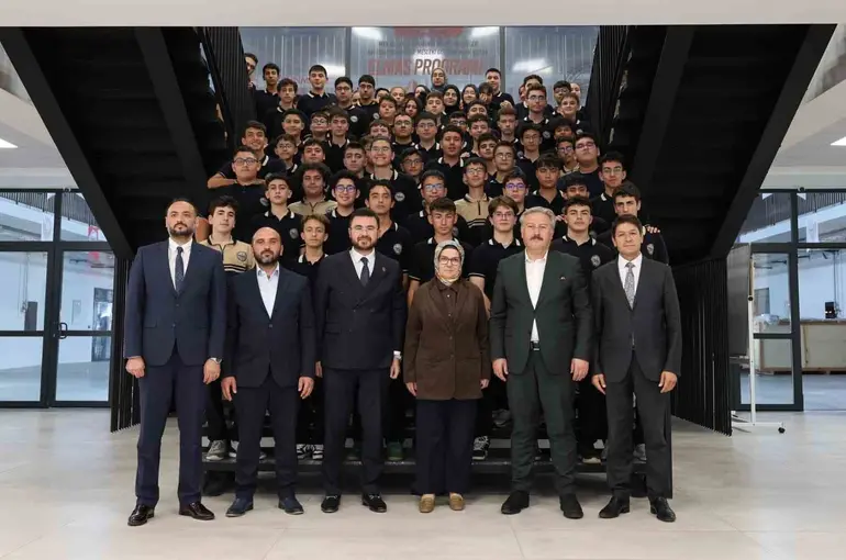 Milletvekili Ayşe Böhürler, Havacılık Lisesi öğrencilerine tecrübelerini aktardı
