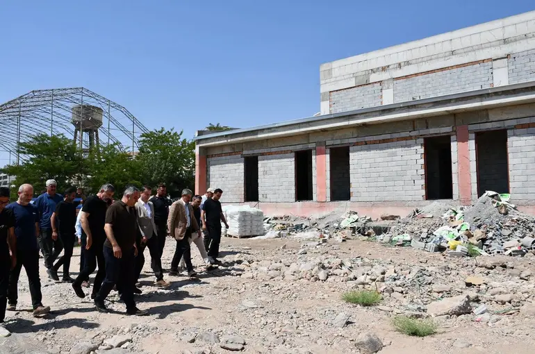 Milletvekili Tatar İdil’deki yarı olimpik yüzme havuzu inşaatını inceledi
