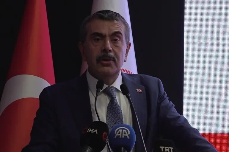 Milli Eğitim Bakanı Tekin, eğitime katkı sağlayan hayırseverlere plaket takdim etti
