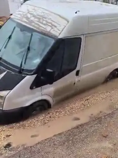 Minibüs çöken yolda mahsur kaldı
