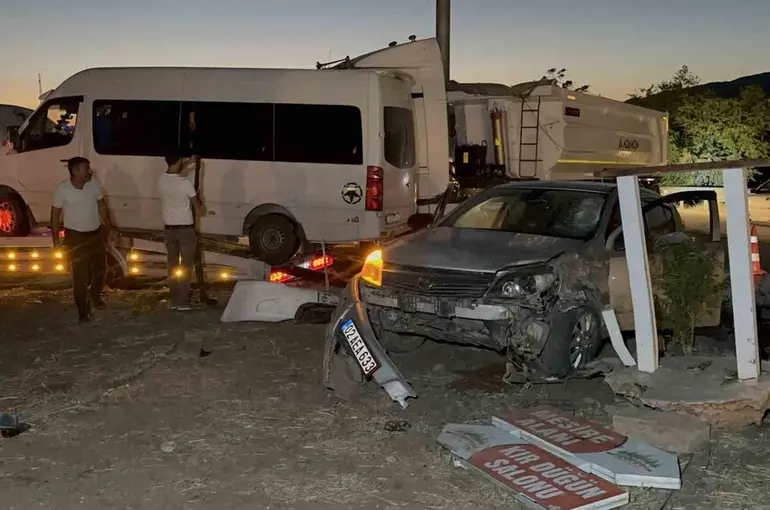 Minibüs ile otomobil çarpıştı: 12 yaralı
