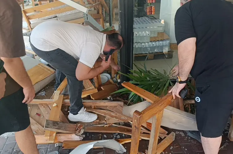 Minibüs kontrolden çıkıp kafeye daldı ölümden saniyelerle yaralı kurtuldu
