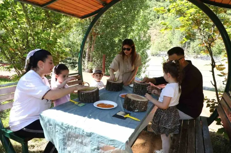 Minik eller toprakla buluştu
