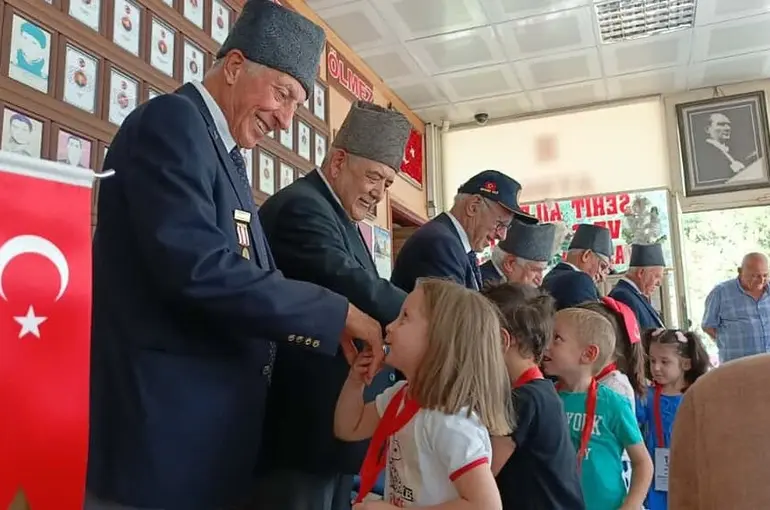 Minik yürekler, gazi dedelerini unutmadı
