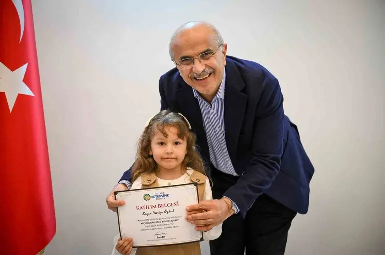 Minik yüreklerden Başkan Er’e anlamlı ziyaret
