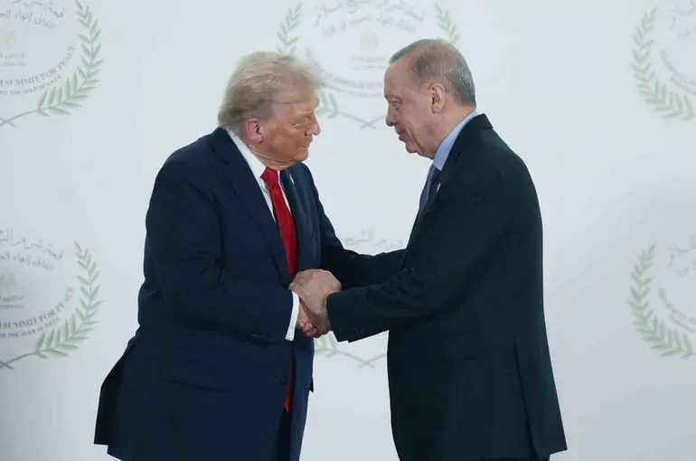Mısır’daki Barış Zirvesi’ne katılan liderlerden aile fotoğrafı
