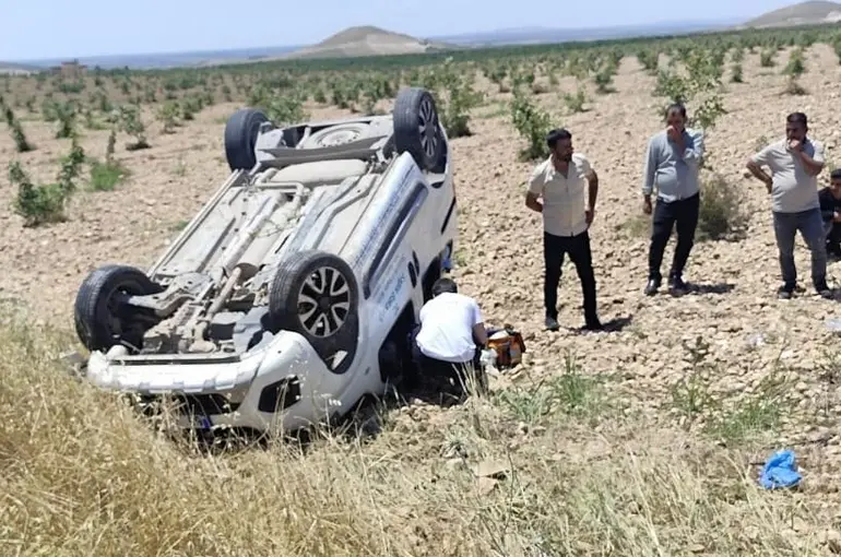 Mobil sağlık hizmeti aracı devrildi: 1 yaralı
