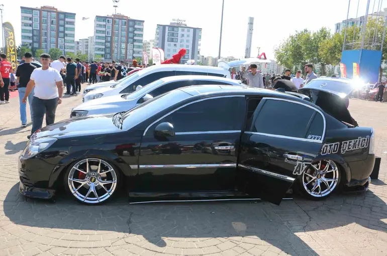 Modifiyeli araç tutkunları Diyarbakır’da bir araya geldi
