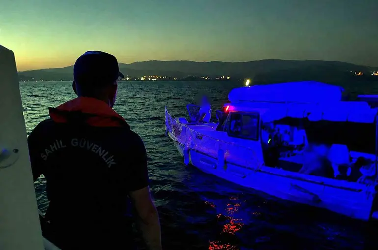 Motor arızası yapan tekne ve içindeki iki kişi kurtarıldı
