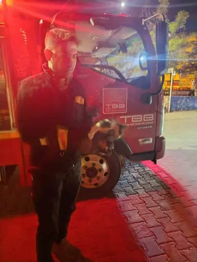Motor kısmına sıkışan kedi için seferber oldular
