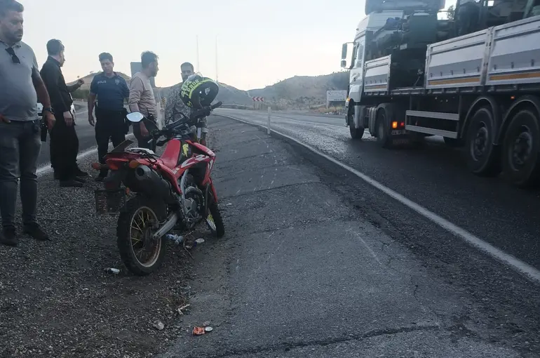 Motosiklet bariyere çarptı: 1 yaralı
