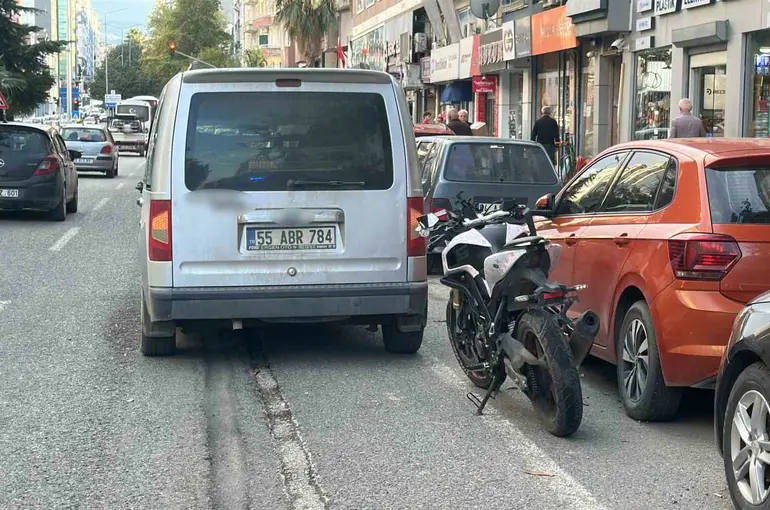 Motosiklet hafif ticari araca çarptı: 2 yaralı

