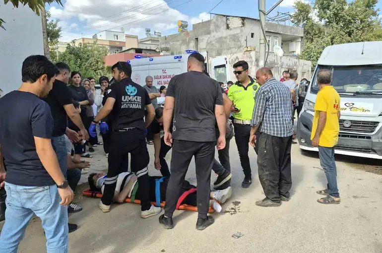 Motosiklet ile servis aracı çarpıştı: 1 yaralı
