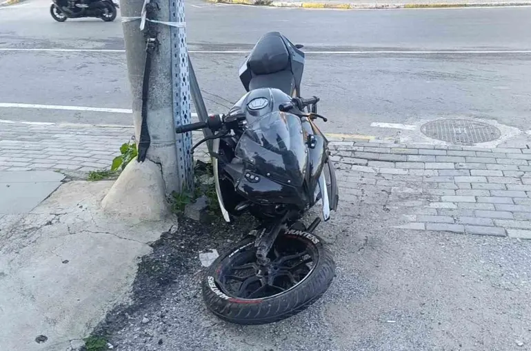 Motosiklet otomobile çarptı: 1 yaralı
