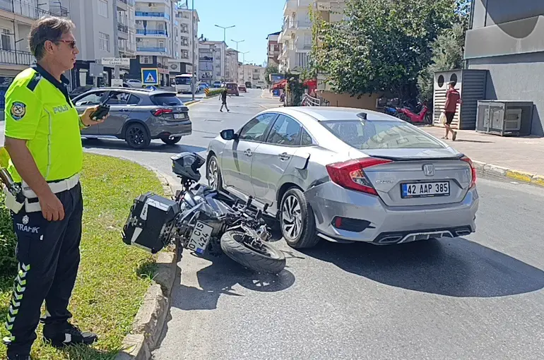 Motosiklet otomobile yandan çarptı: 1 yaralı
