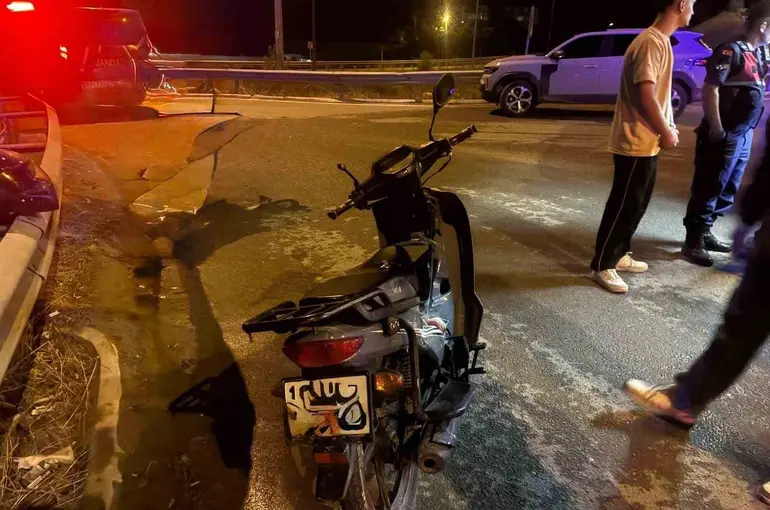 Motosikletle otomobil çarpıştı, 1 yaralı
