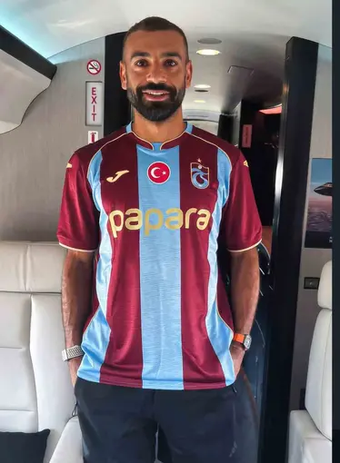 Muhammed Salah uçağa bindi, Trabzonspor formasını giydi
