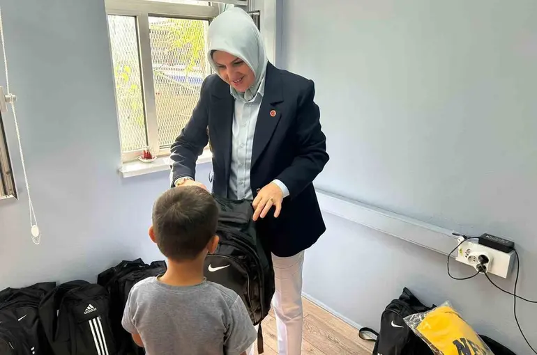 Muhtar anadan öğrencilere kırtasiye desteği
