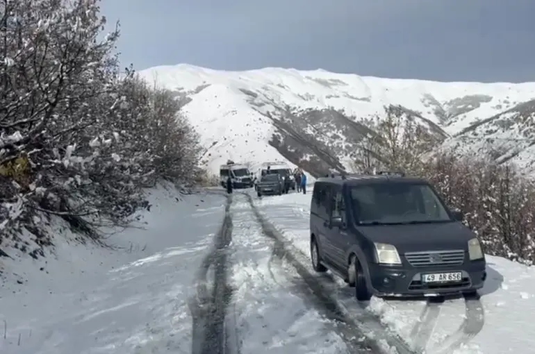 Muş’ta 14 köy yolu kapandı, 4 araç mahsur kaldı
