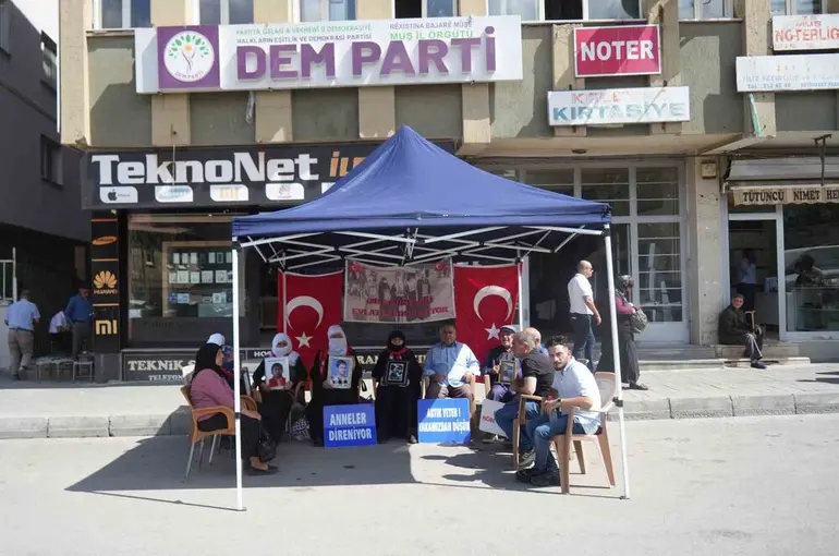 Muş’ta ailelerin evlat nöbeti sürüyor
