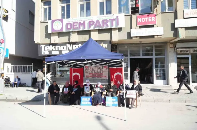 Muş’ta annelerin evlat nöbeti devam ediyor
