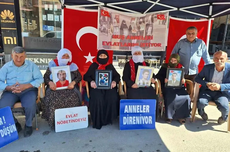 Muş’ta annelerin evlat nöbeti devam ediyor
