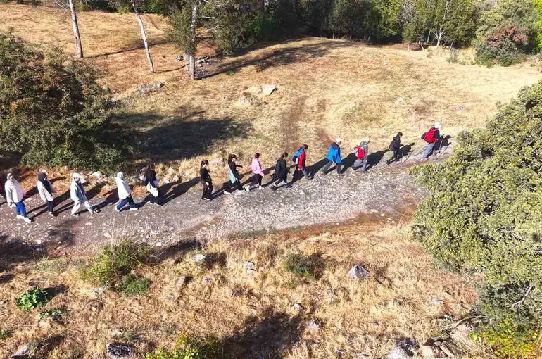 Muş’ta doğaseverler Dünya Yürüyüş Günü’nde 10 kilometre yürüdü
