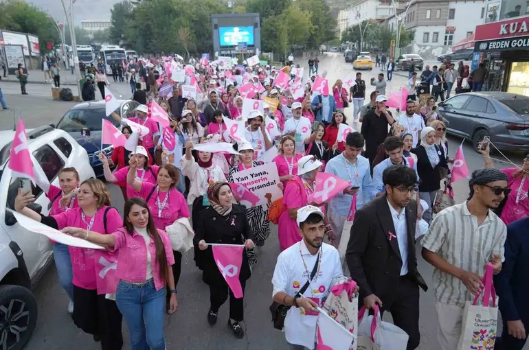 Muş’ta gönüllülerden "kanser farkındalığı" yürüyüşü
