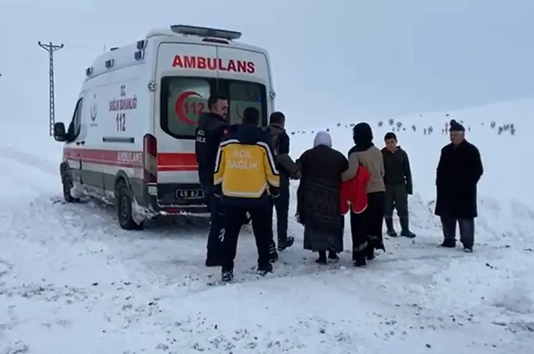 Muş’ta hasta, ambulansa iş makinesiyle ulaştırıldı
