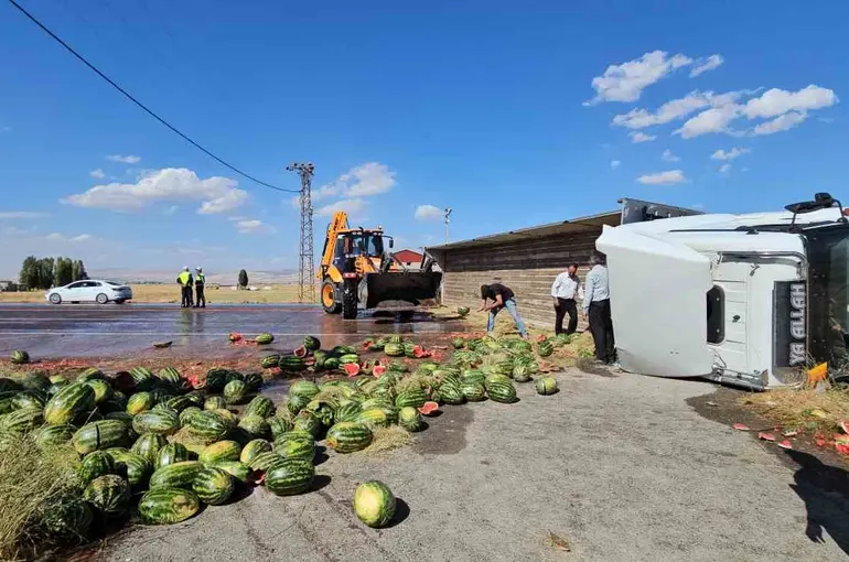 Muş’ta karpuz yüklü tır devrildi: Karpuzlar yola döküldü
