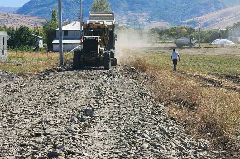 Muş’ta stabilize yol çalışmaları devam ediyor
