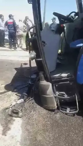 Muş’ta yolcu treninin çarptığı traktör ikiye ayrıldı
