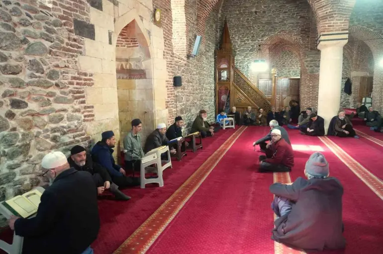Muş’taki asırlık camide mukabele geleneği yaşatılıyor
