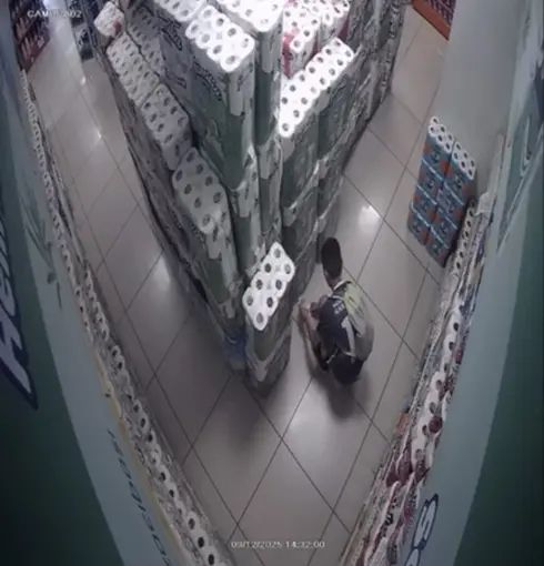 Müşteri gibi girdiği marketi kundaklayan çocuk kamerada
