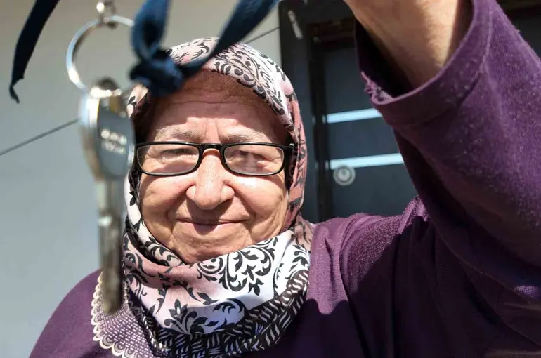 Mutluluğun fotoğrafı: Ömrü çatmada geçti, 69 yaşında evi oldu
