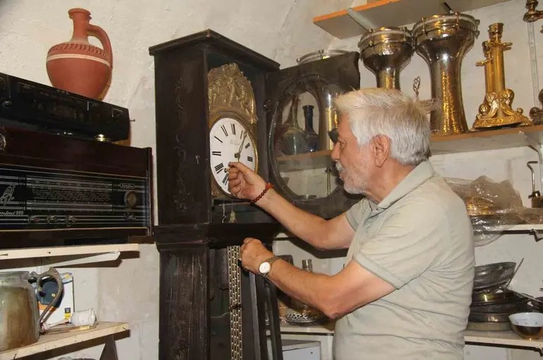 Müze gibi iş yerinde 40 yıldır biriktirdiği antikaları sergiliyor
