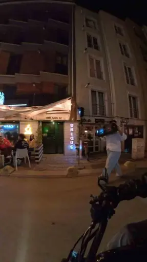 Müzik çaları kulağına dayayarak son ses ile sokakta yürüyen kişi tepki çekti
