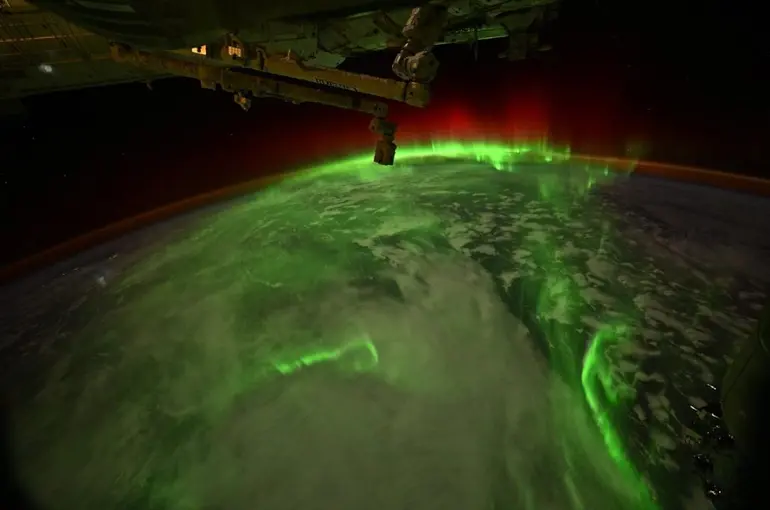 NASA astronotunun uzaydan görüntülediği kutup ışıkları mest etti
