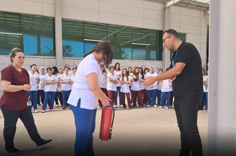 Nazilli Devlet Hastanesi’nde stajyer öğrencilere afet eğitimi
